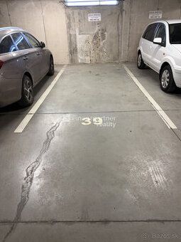 Dám do prenájmu garáž s dielňou v centre Pezinka - dvor Holu