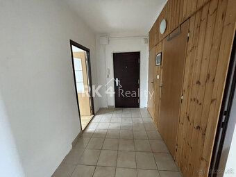 Ponúkame na predaj krásny priestranný 3-izbový byt situovaný