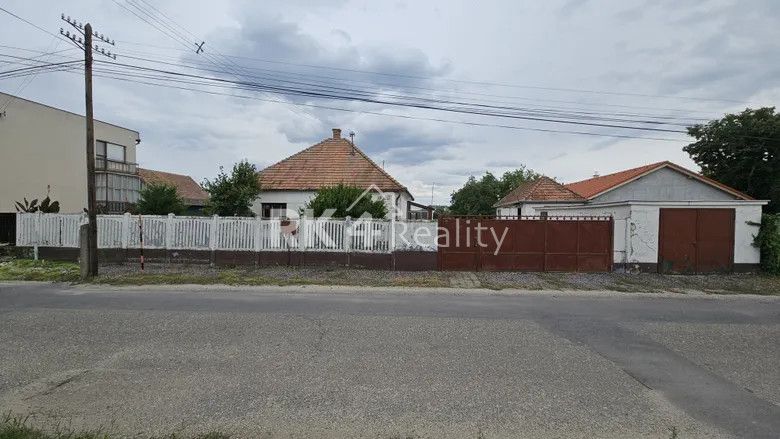 Z poverenia  majiteľa  ponúkame starší rodinný dom v meste N