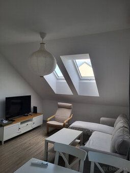Я пропоную довгострокову оренду 2-кімнатну квартиру на мансарді з балконом у Скалиці, місце…