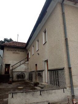 Predáme dve prevádzkové budovy stojace vedľa seba. Je možnos