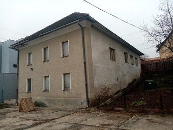 Predáme dve prevádzkové budovy stojace vedľa seba. Je možnos