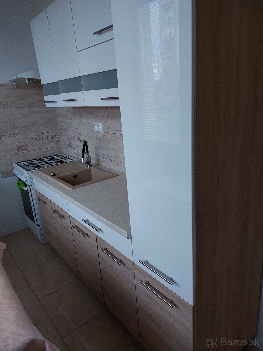 Byt je po kvalitnej rekonštrukcií, plne zariadený novým zari