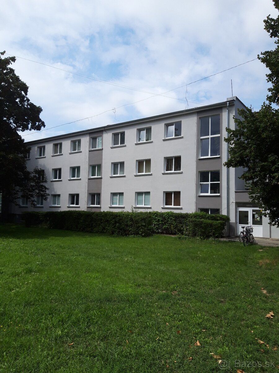 Kancelária /3x4m/ na prenájom za 95 EUR mesačne bez DPH v Pa