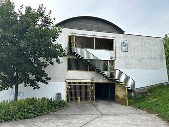 We offer for rent a garage space measuring 6.39 m x 2.85 m