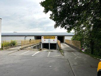 We offer for rent a garage space measuring 6.39 m x 2.85 m