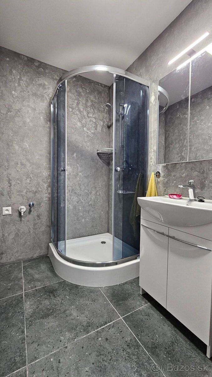 Dám do prenájmu príjemný 2 izbový byt o rozlohe 64m2 vo vyhľ