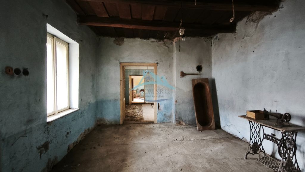 Ponúkame na predaj starý vidiecky rodinný dom na pozemku o r