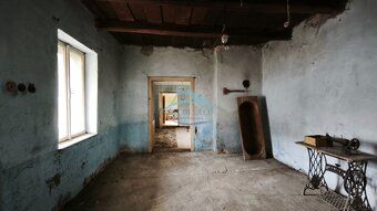 Ponúkame na predaj starý vidiecky rodinný dom na pozemku o r