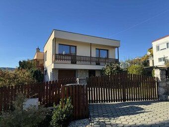 Ponúkame na predaj starý vidiecky rodinný dom na pozemku o r