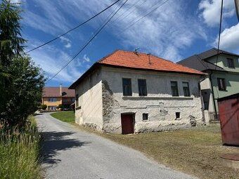 Ponúkame na predaj starý vidiecky rodinný dom na pozemku o r