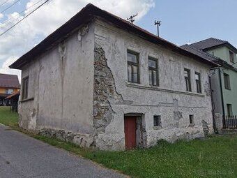 Ponúkame na predaj starý vidiecky rodinný dom na pozemku o r