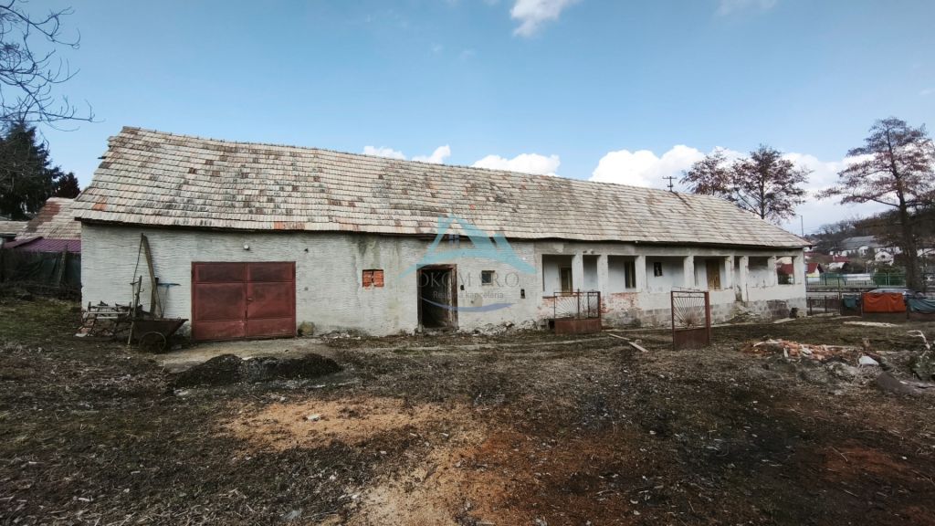 Ponúkame na predaj starý vidiecky rodinný dom na pozemku o r