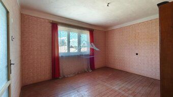 Ponúkame na predaj starší vidiecky dom na veľkom pozemku o r