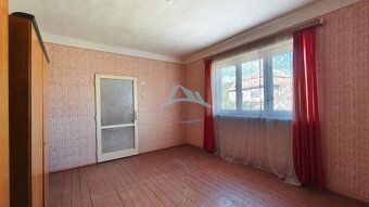 Ponúkame na predaj starší vidiecky dom na veľkom pozemku o r