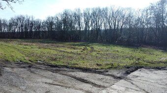 We offer for sale arable land of 633 m² in share 1/1, located in the cadastral area of Horné Dubové village.