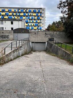 Ponúkam na prenájom parkovacie miesto v podzemnej garáži nov