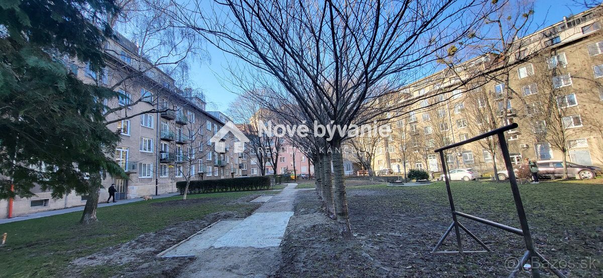 Typ: 3-izbový byt Mestská časť: Nivy Obec: Bratislava-Ružino