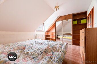 Jedinečne pôsobiaci, priestranný, rozlohou a vybavením štred