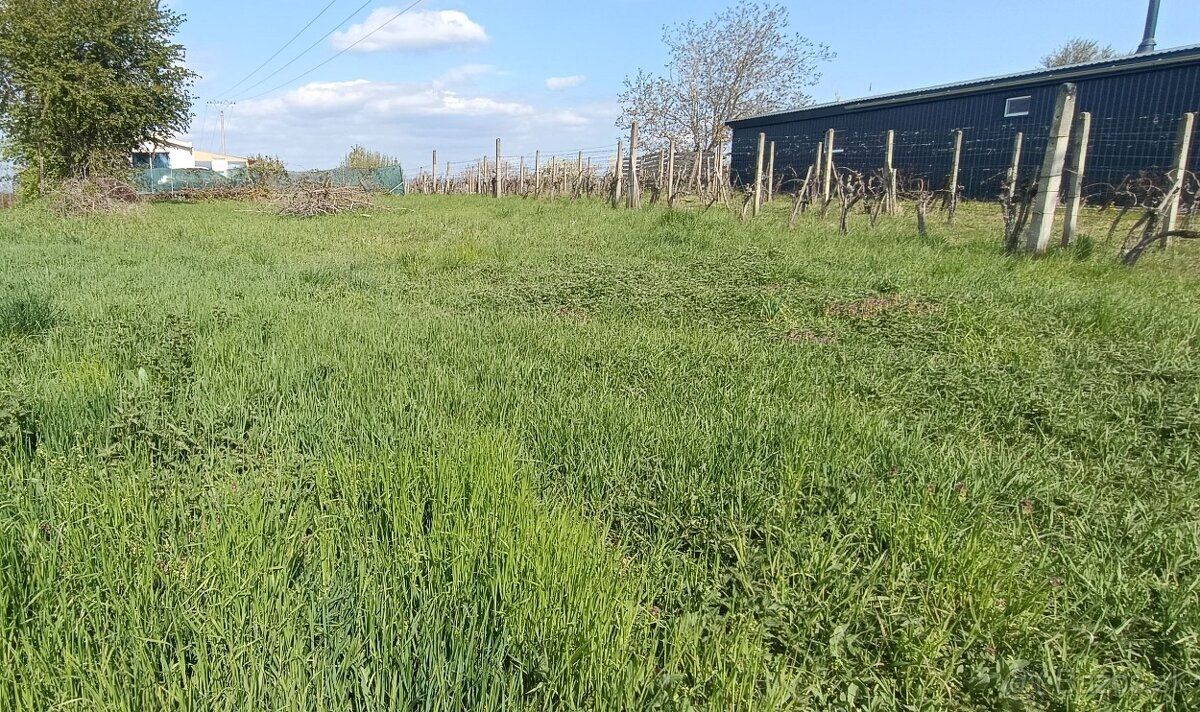 Ponuka - na predaj rovinatý a slnečný pozemok. Pozemok má ro
