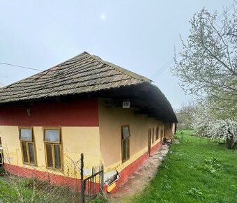 Predám pekný rovinatý pozemok so starším vidieckym domom nac