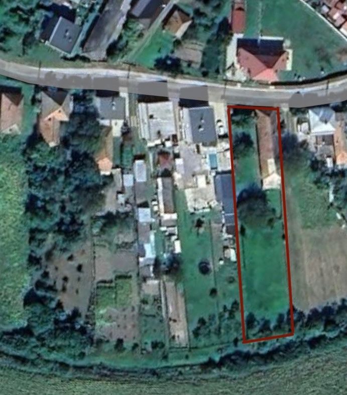 Predám pekný rovinatý pozemok so starším vidieckym domom nac