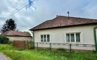 Predám pekný rovinatý pozemok so starším vidieckym domom nac