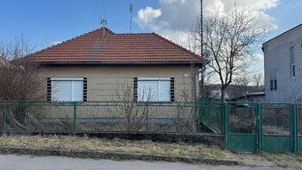 Predám pekný rovinatý pozemok so starším vidieckym domom nac