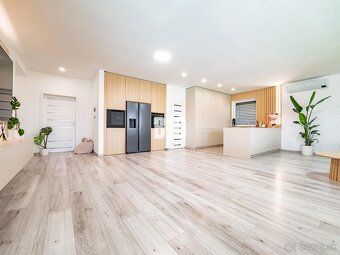 B10 Vám ponúka na predaj Rodinný dom výnimočný 5-izbový rodi