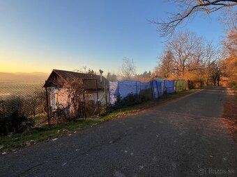 Ponúkame na predaj slnečný pozemok so záhradnou chatkou s vl