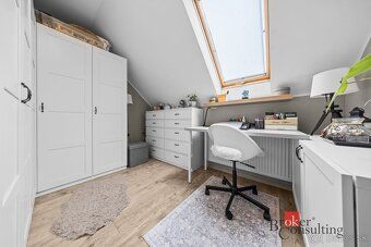 Broker Consulting Company exclusively representing the owner offers for sale a large 6 room…