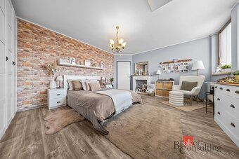 Broker Consulting Company exclusively representing the owner offers for sale a large 6 room…