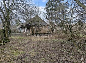 LAND PLOT WITH AN OLDER HOUSE AND ARABLE LAND FOR SALE - BISKUPOVA