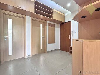 On behalf of the owner I offer for rent a nice 3 bedroom apartment after complete…