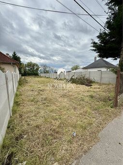 Ponúkame Vám na predaj pozemok so starším rodinným domom.  V