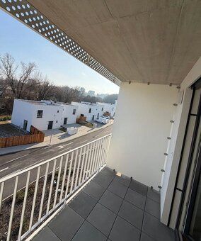 We offer for sale a modern, sunny studio apartment with terrace in