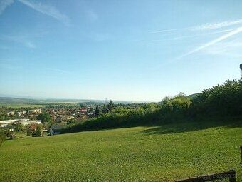 Działka znajduje się w naturalnym, cichym otoczeniu, poza