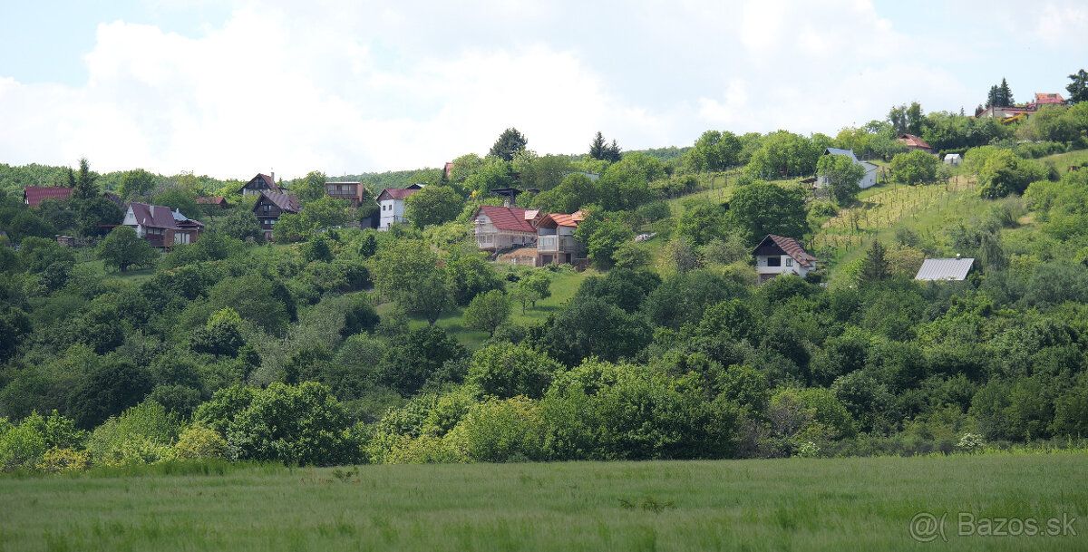 Działka znajduje się w naturalnym, cichym otoczeniu, poza