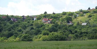 Działka znajduje się w naturalnym, cichym otoczeniu, poza