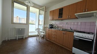 F008-113-PECH We offer for sale a spacious and bright 3 room apartment in its original condition, ideal for…
