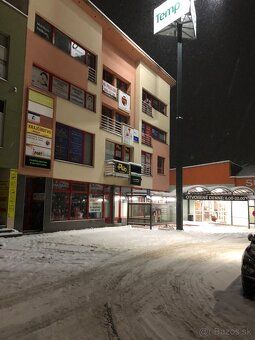 Obchodné priestory ( alebo na služby a kancelárie )v centre 