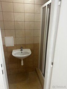 Ponúkame na prenájom priestory na služby a pivnicu pri pries