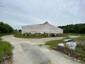 We offer for sale a steel-structured hall.