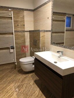 AstonReal offers for rent an upmarket maisonette apartment with 3 bedrooms in a family house near the center of…