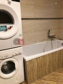 AstonReal offers for rent an upmarket maisonette apartment with 3 bedrooms in a family house near the center of…