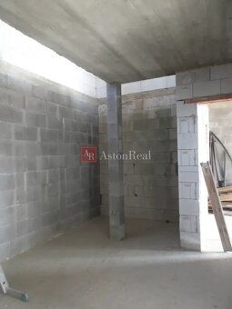 AstonReal пропонує на продаж новобудову сучасного сімейного будинку в спокійному та популярному районі Липтовські…