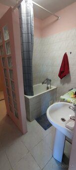 I am renting out for long term a pleasant and quiet 1-bedroom apartment of in size on Vážska…