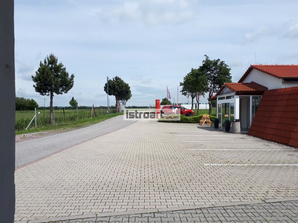 Prenajmeme spevnenú plochu vhodnú na parkovanie, kamiónov, o