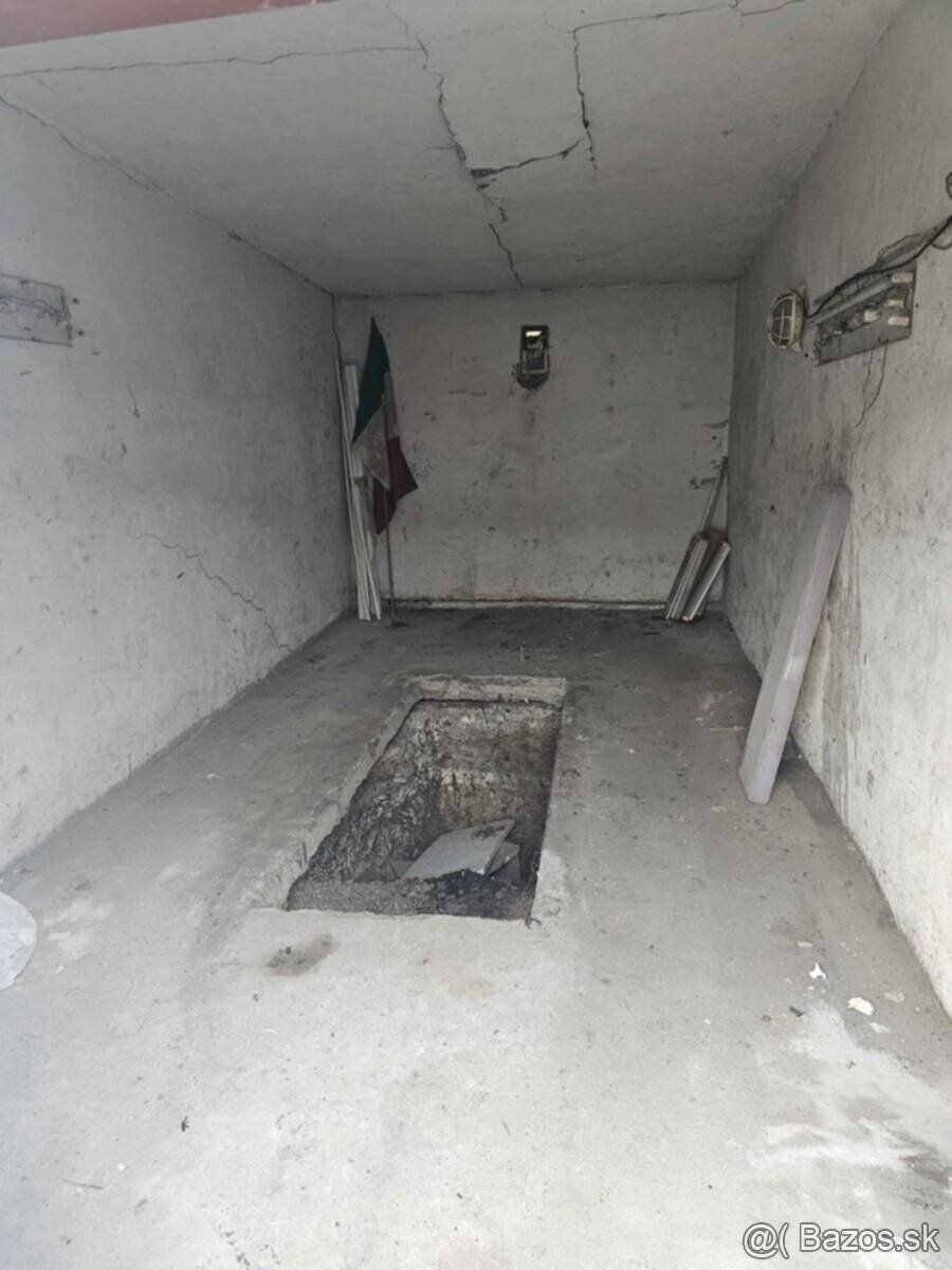 Predám garáž s pozemkom v osobnom vlastnictve. 18m2. Garáž v