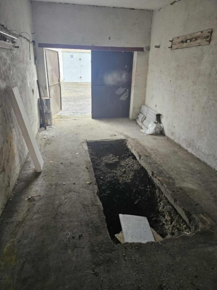 Predám garáž s pozemkom v osobnom vlastnictve. 18m2. Garáž v